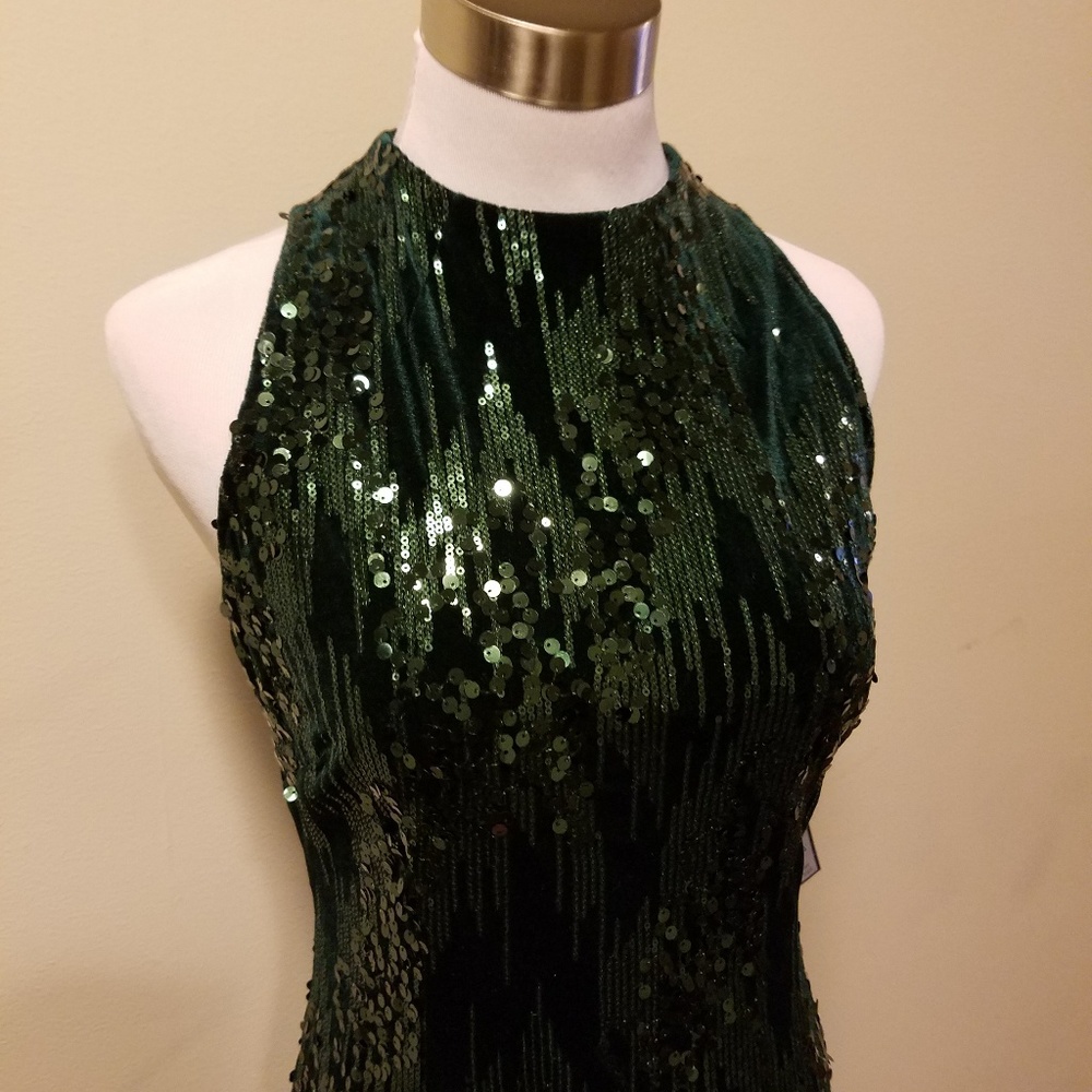GORGEOUS "TAHARI" VELVET SEQUIN DRESS